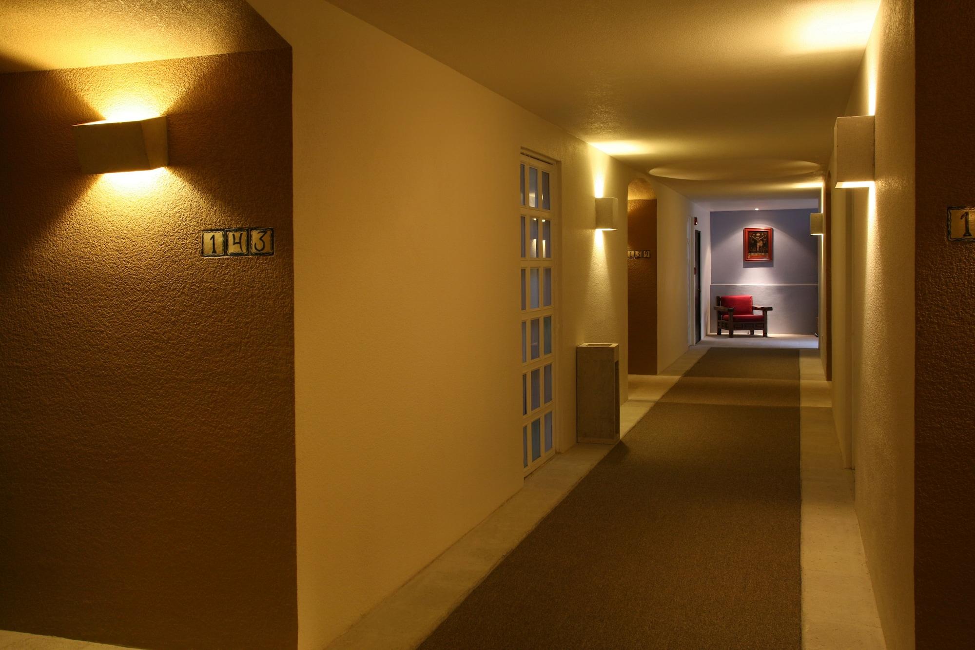 Hacienda Jurica By Brisas Hotel Queretaro Bagian luar foto A corridor at the hotel