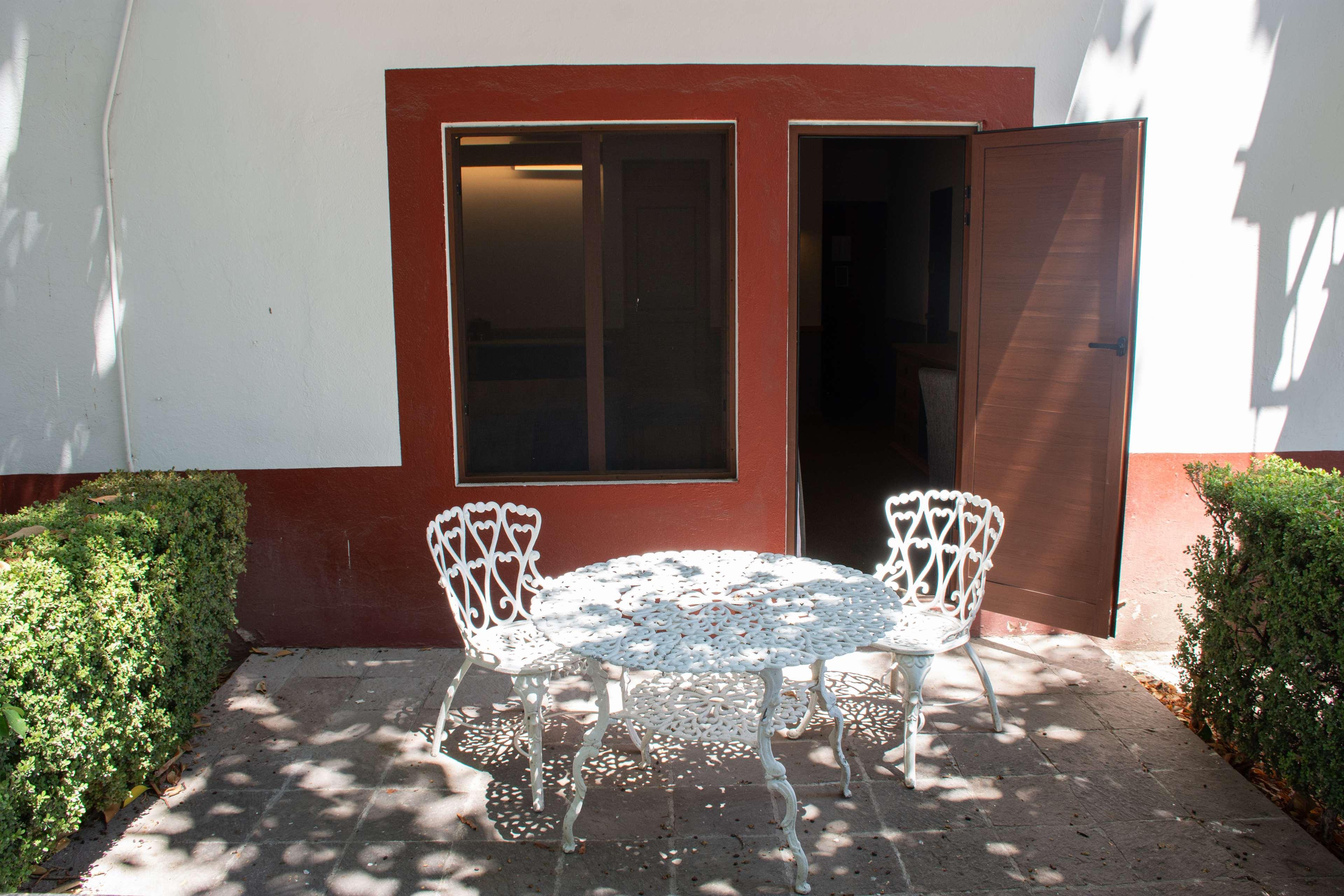 Hacienda Jurica By Brisas Hotel Queretaro Bagian luar foto A typical patio at the hotel