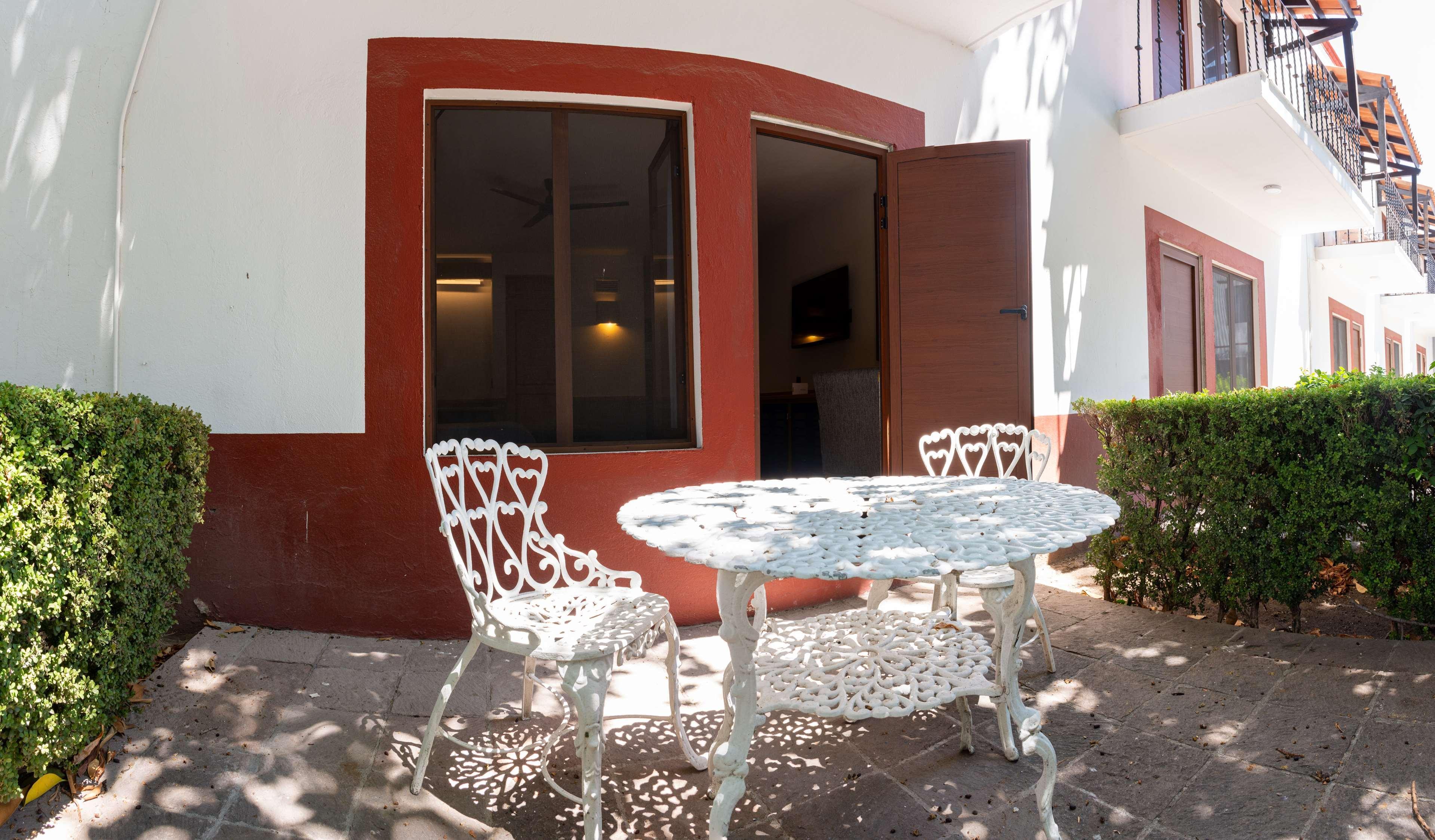 Hacienda Jurica By Brisas Hotel Queretaro Bagian luar foto A typical patio at the hotel