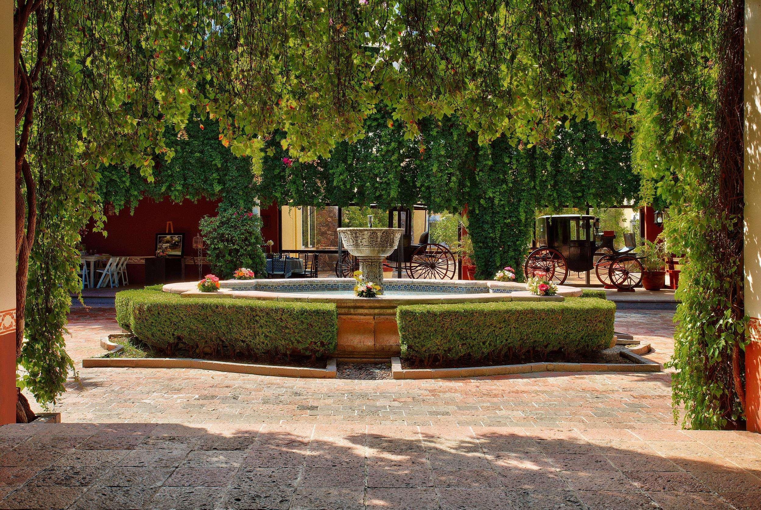 Hacienda Jurica By Brisas Hotel Queretaro Bagian luar foto Fountain in the courtyard of the winery