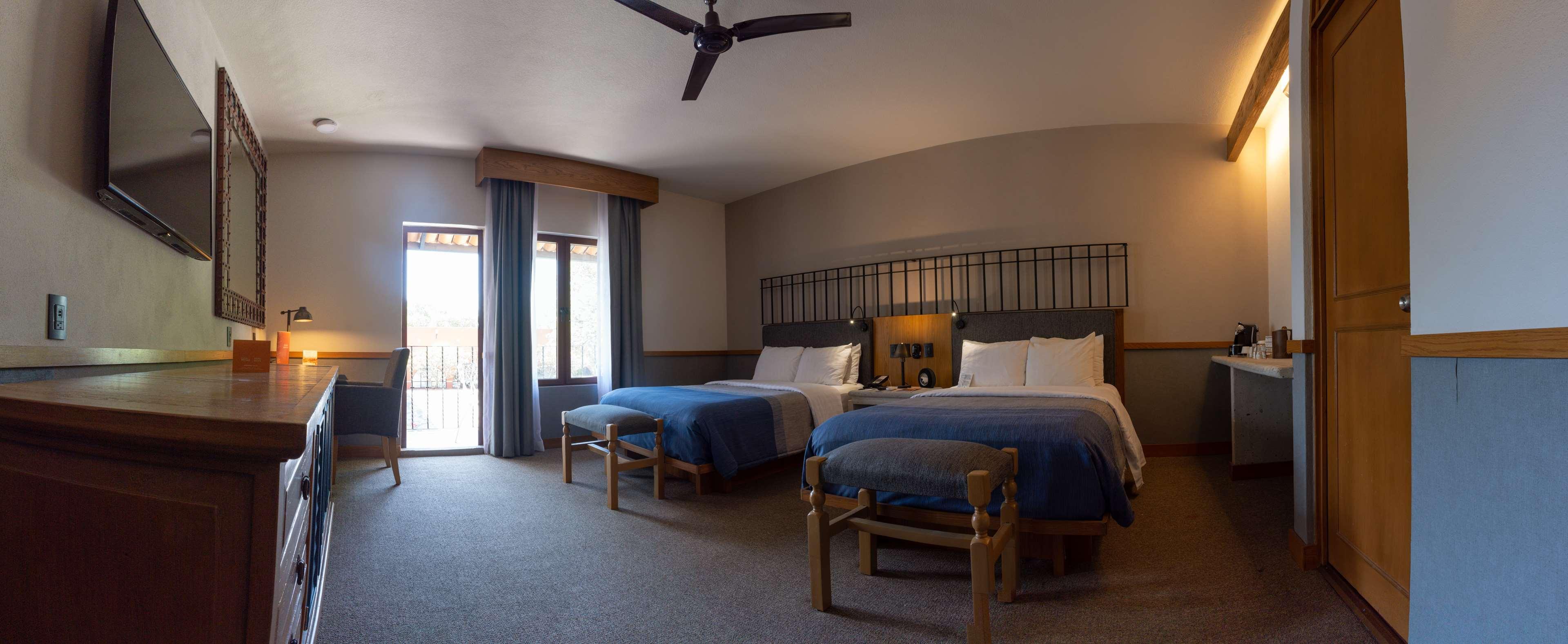 Hacienda Jurica By Brisas Hotel Queretaro Bagian luar foto A guest room at the Lodge at the Presidio