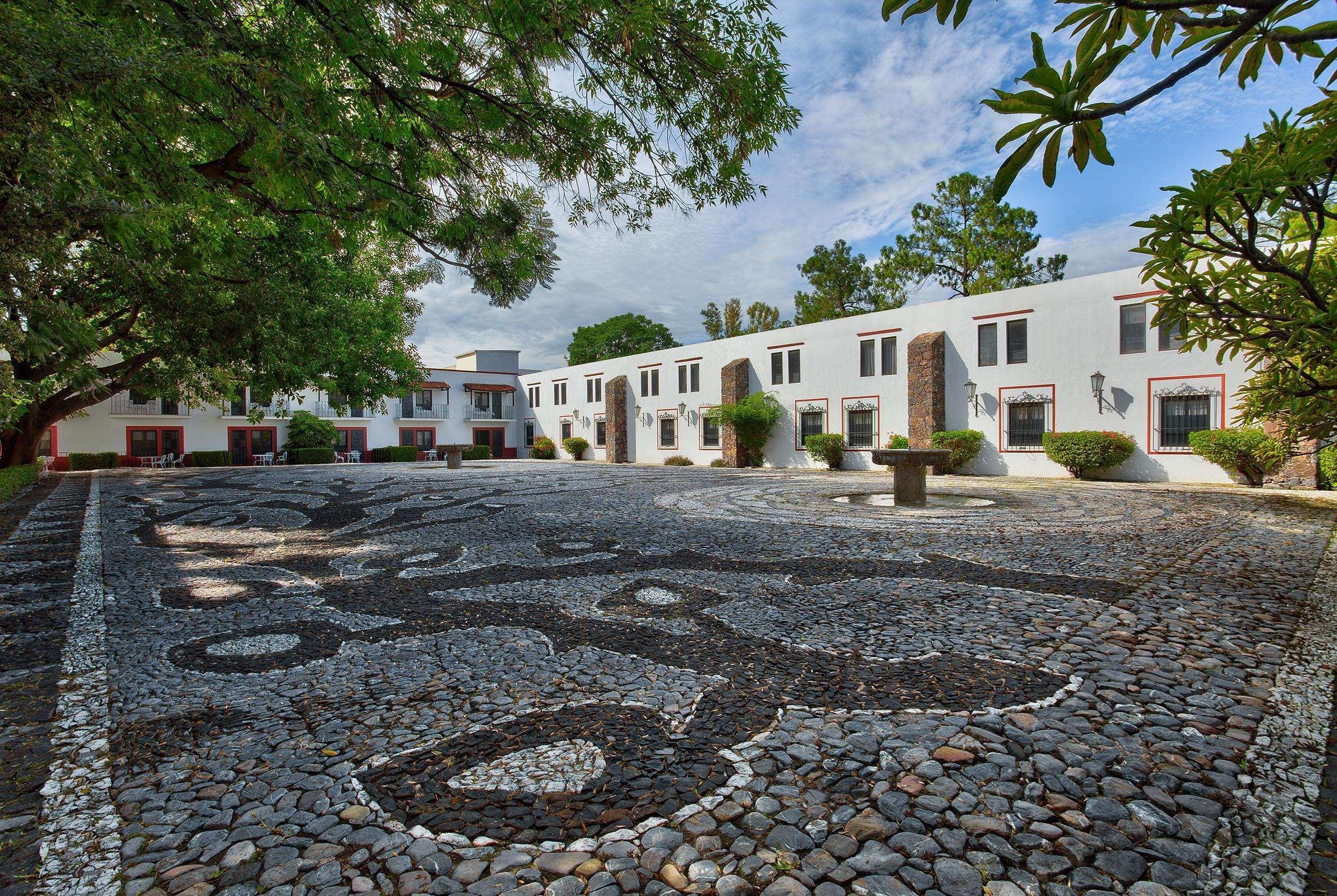 Hacienda Jurica By Brisas Hotel Queretaro Bagian luar foto The courtyard at the Santa Fe Plaza