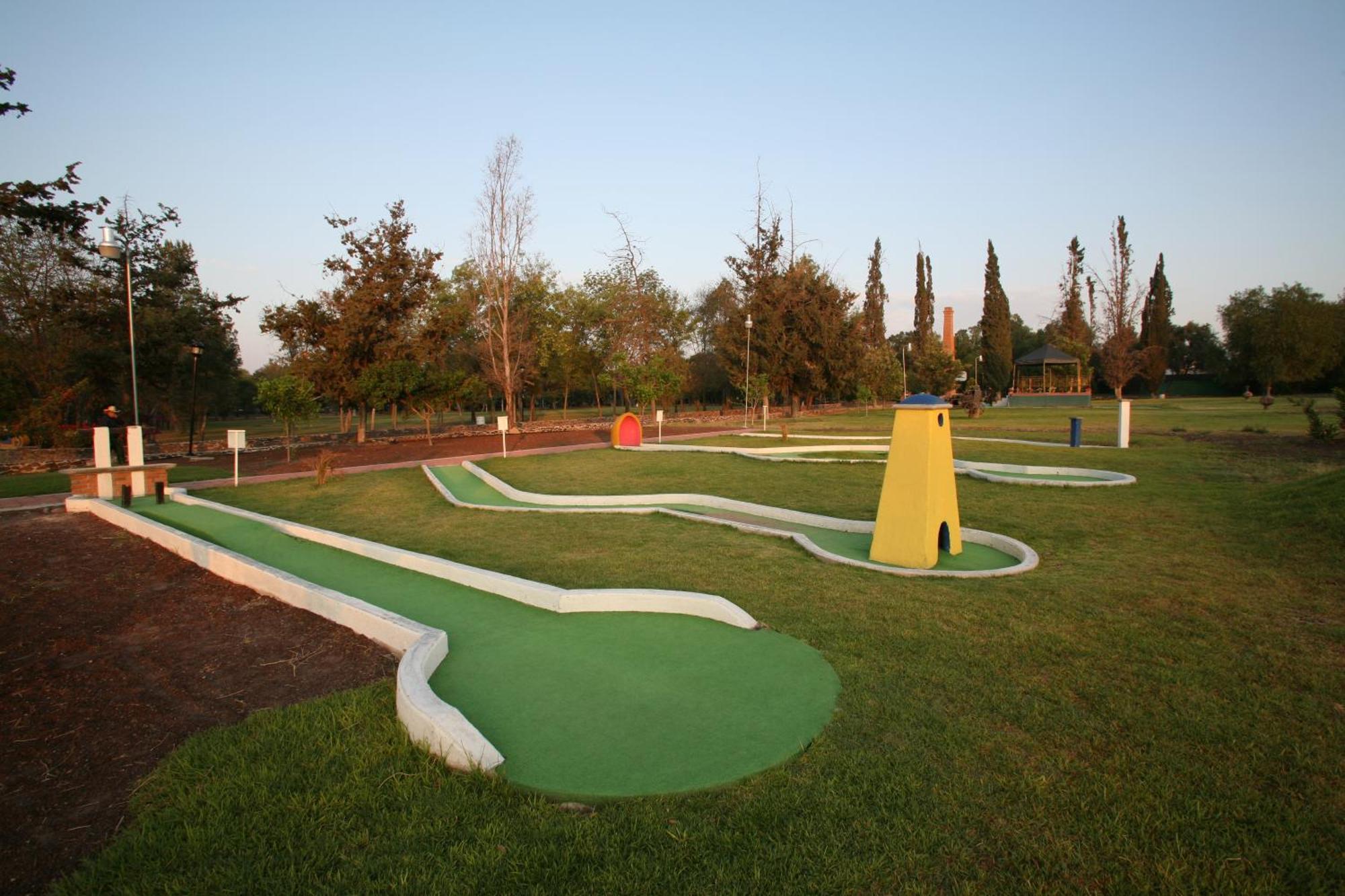 Hacienda Jurica By Brisas Hotel Queretaro Bagian luar foto Miniature golf course in the park