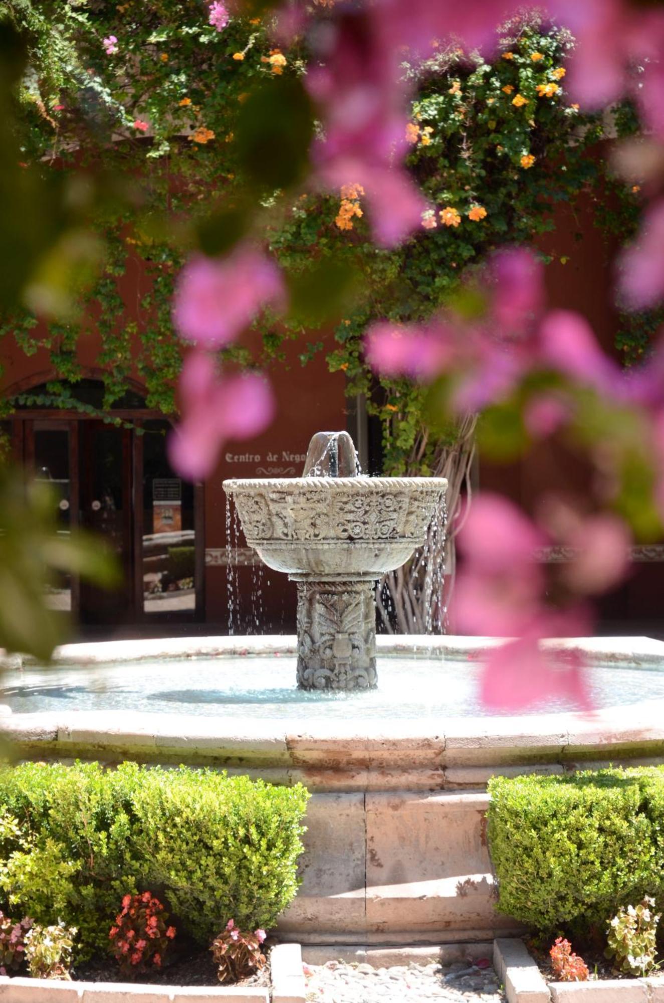 Hacienda Jurica By Brisas Hotel Queretaro Bagian luar foto Fountain in the garden of the Centre de Senlis