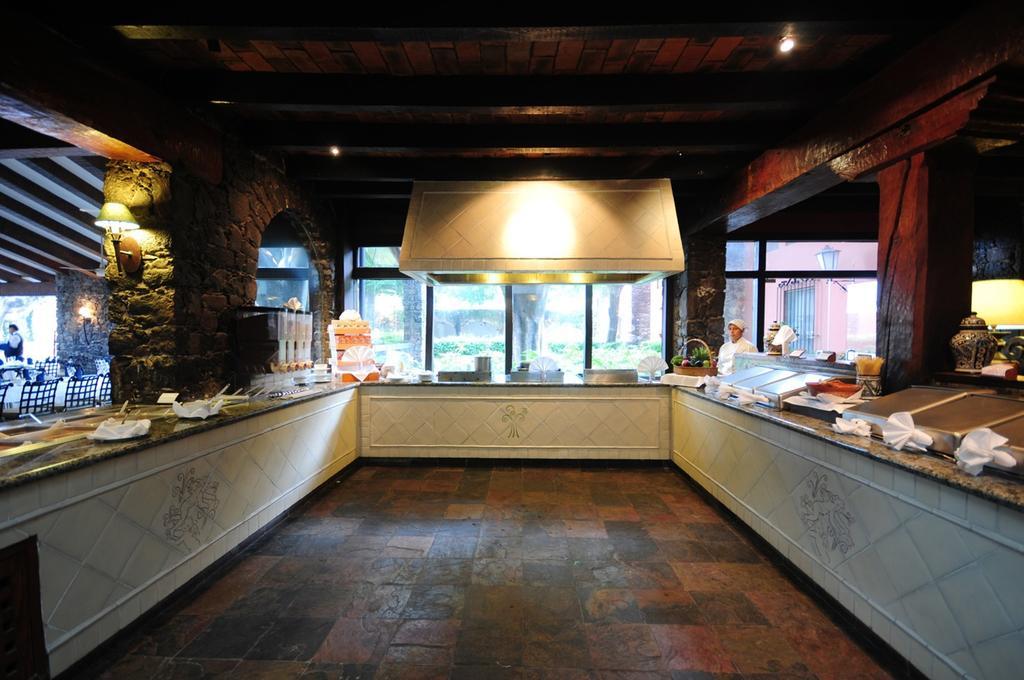 Hacienda Jurica By Brisas Hotel Queretaro Bagian luar foto The open kitchen at the restaurant